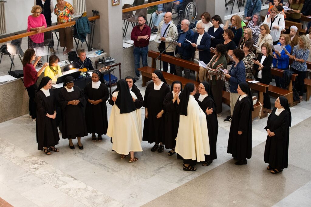 Le consorelle e l'assemblea durante l'abbraccio – Professione perpetua, Parrocchia Buon Pastore, Bari, 26 settembre 2026