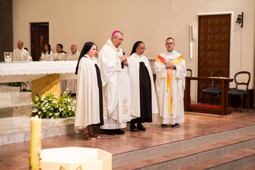 Le suore con l’Arcivescovo e un sacerdote nel presbiterio – Professione perpetua, Parrocchia Buon Pastore, Bari, 26 settembre 2026
