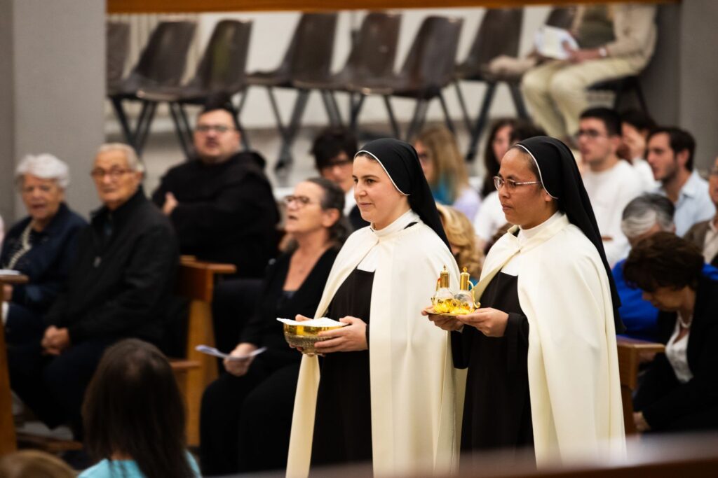 Le suore portano i doni all'altare – Professione perpetua, Parrocchia Buon Pastore, Bari, 26 settembre 2026