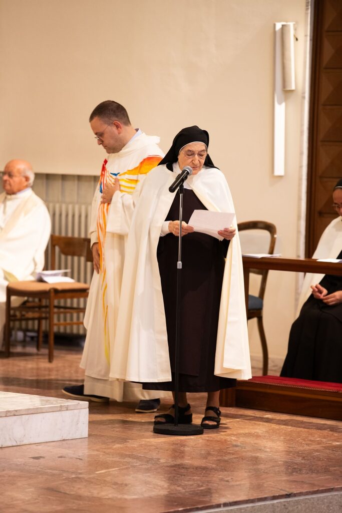 Una suora parla al microfono accanto a un sacerdote – Professione perpetua, Parrocchia Buon Pastore, Bari, 26 settembre 2026