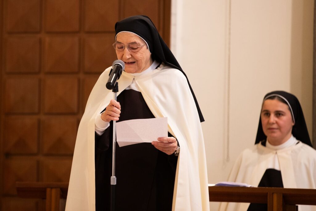 Una suora ringrazia al microfono – Professione perpetua, Parrocchia Buon Pastore, Bari, 26 settembre 2026