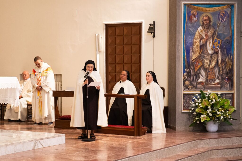 Le suore e un sacerdote nel presbiterio a fine Messa – Professione perpetua, Parrocchia Buon Pastore, Bari, 26 settembre 2026