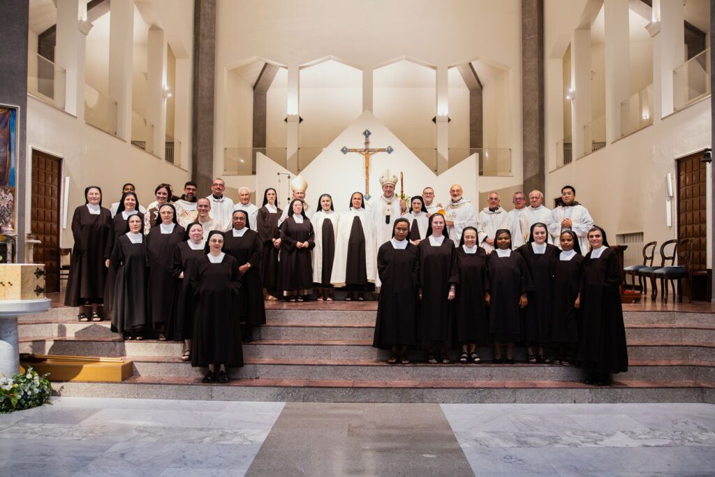 Foto di gruppo delle suore e del clero davanti all'altare – Professione perpetua, Parrocchia Buon Pastore, Bari, 26 settembre 2026