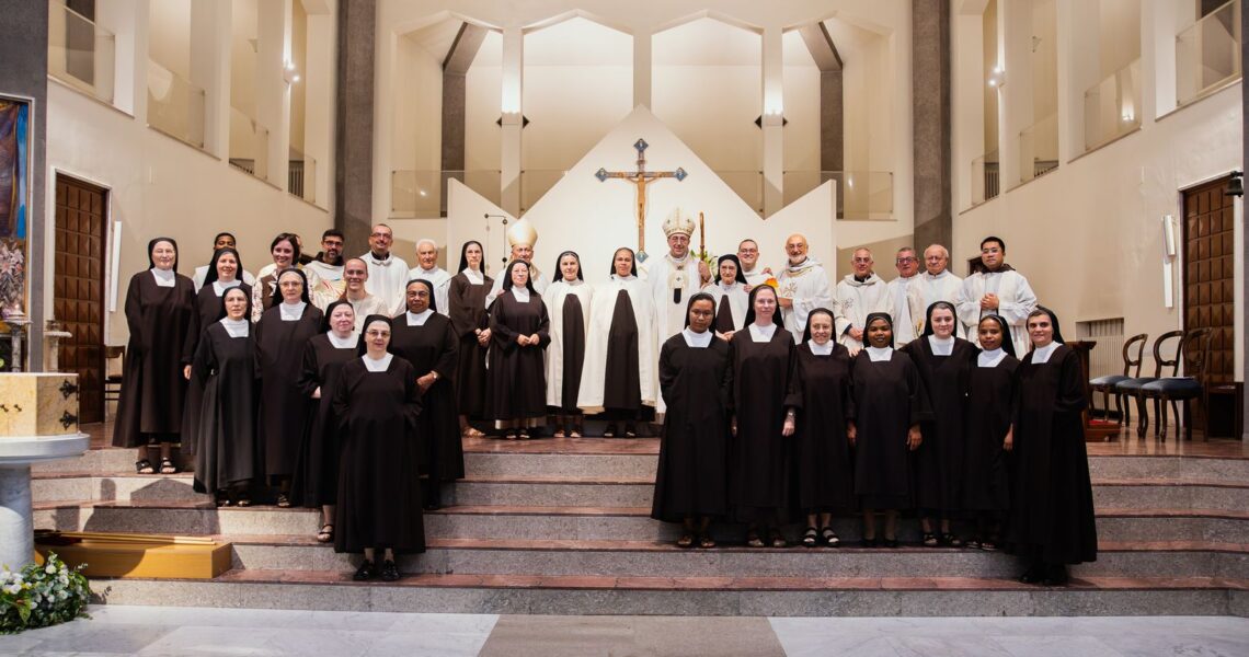 Foto di gruppo delle suore e del clero davanti all'altare – Professione perpetua, Parrocchia Buon Pastore, Bari, 26 settembre 2026