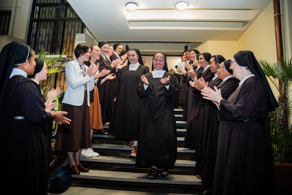 Applausi e festa per le due suore dopo la professione – Professione perpetua, Parrocchia Buon Pastore, Bari, 26 settembre 2026